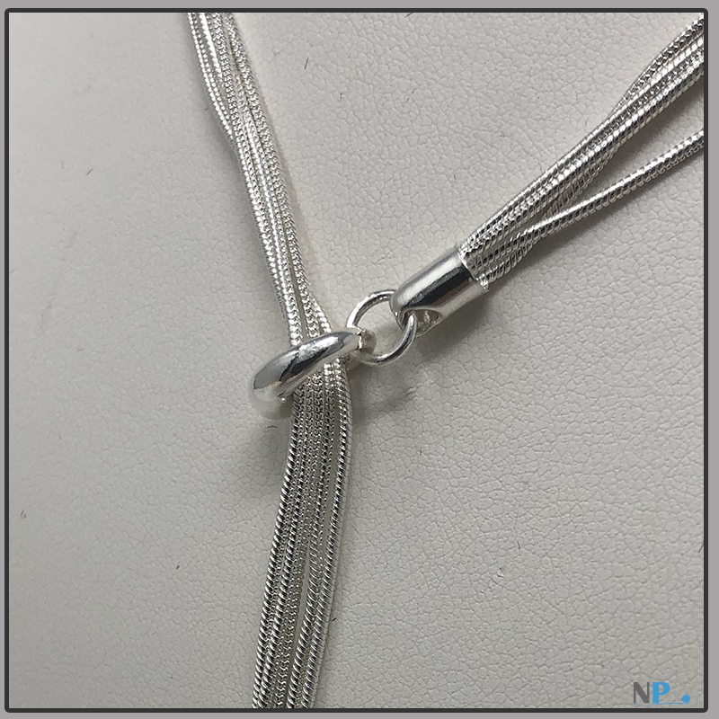 Collier de luxe en Argent 925 , gros plan sur le système du  fermori